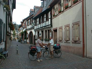 In einem Weindorf am Rhein lässt es sich gut leben, wenn ein Restaurant das andere ablöst.