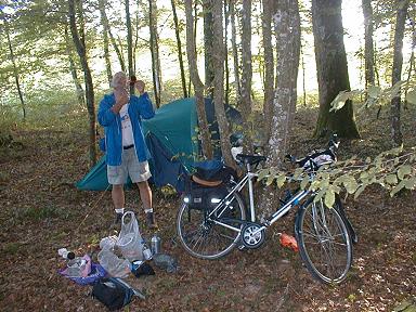 Es war richtig romantisch in dem Wald, was man auch auf dem Rasierbild 