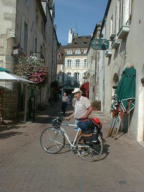 Schöne Gässchen und nette Restaurants in der Innenstandt von Beaune.