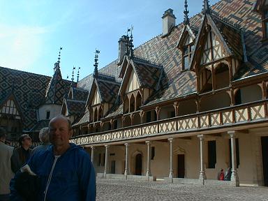 Hotel Dieu mit Priester von der einen Seite.