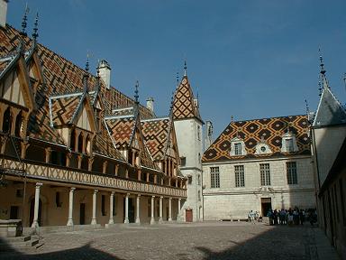 Hotel Dieu von der anderen Seite mit Priester (ganz klein).