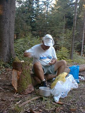 Nicht stören!! Chefkoch beim Knoblauch schälen.